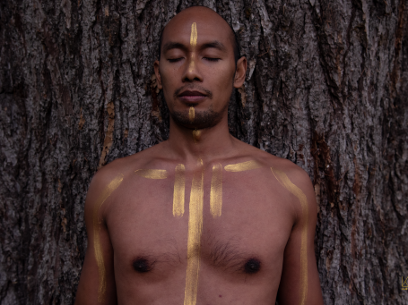 Portrait avec body painting contre un arbre