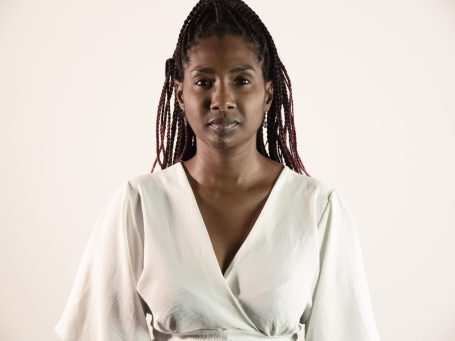Portrait de jeune femme de face