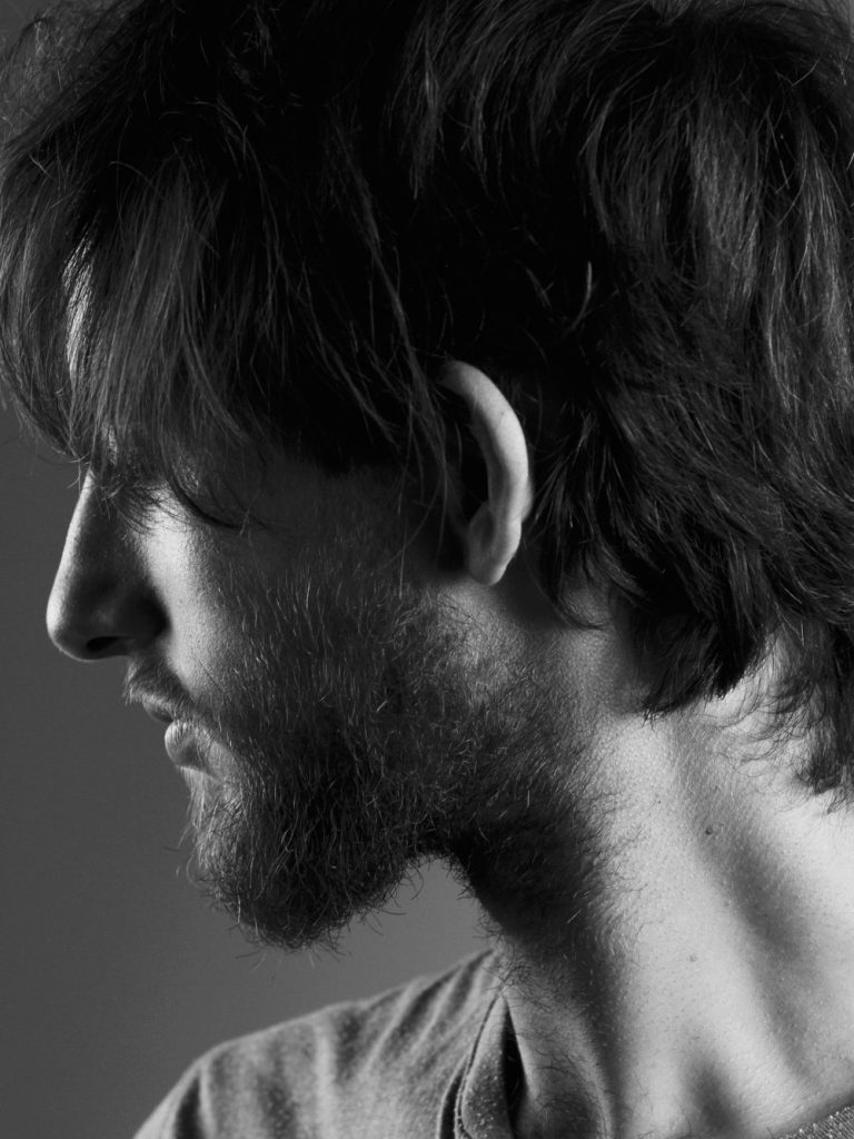 Portrait de jeune homme de profil